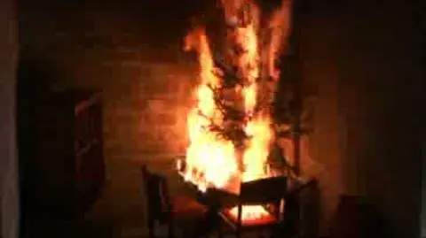 Pożar choinki. Jak szybko spłonie dom?