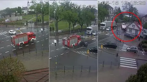 Wóz strażacki zderzył się z autem osobowym i wjechał w budynek w Sokółce