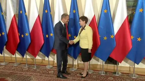 Donald Tusk w uścisku z Beatą Szydło