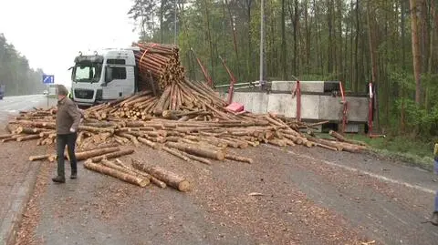 Drewno na drodze. Przewróciła się ciężarówka