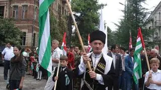 Abchazowie niosą swoją flagę w czasie parady