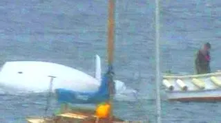 W regatach brało udział ponad 90 żaglówek. Przez długi czas nie było wiadomo czy uratowano wszystkich młodych żeglarzy. Ostatecznie organizator imprezy potwierdził, że wszystkie dzieci przetransportowano bezpiecznie na ląd. 
Akcję ratunkową przeprowadziła irlandzka straż przybrzeżna i marynarka wojenna. W regatach brało udział 110 dzieci między 10 a 15 rokiem życia. (APTN)