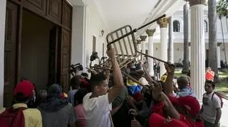 Grupa zwolenników Maduro wtargnęła do parlamentu