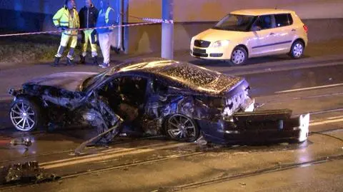 Pędzili przez miasto, uderzyli w murek. Świadkowie wyciągali rannych z płonącego auta
