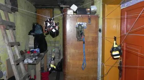 Zrobił "bombę" z budzika i lampy naftowej. 
Atrapami musieli zająć się pirotechnicy