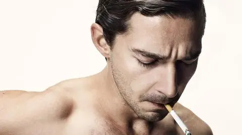 "Upalił się skrętem tak, że spadł z krzesła". Shia LaBeouf aresztowany