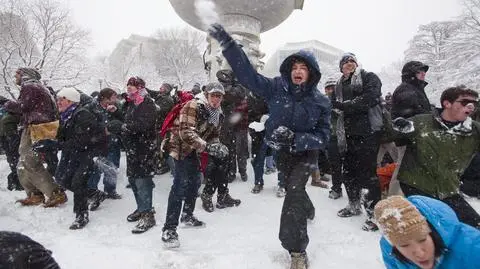 Śnieżna ustawka na kilkaset osób