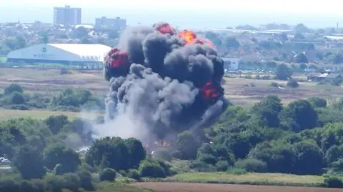 Historyczny myśliwiec spadł na ruchliwą autostradę. Są ofiary