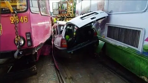 Dwa tramwaje zmiażdżyły samochód