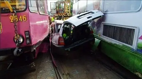 Dwa tramwaje zmiażdżyły samochód