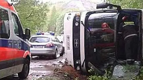 Autobus z dziećmi w rowie. Dwoje w szpitalu