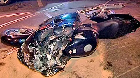 Motocykl zgruchotany, kierowca i pasażerka ranni