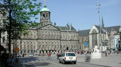 Plac Dam znajduje się w centrum miasta