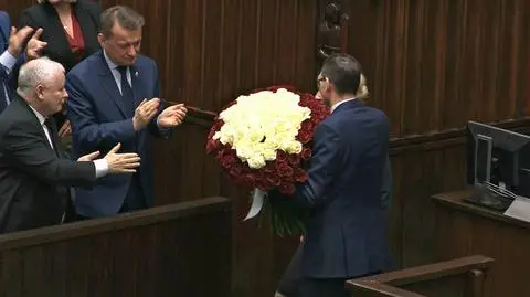 Kaczyński chciał pogratulować premierowi. Dłoń prezesa PiS zawisła w powietrzu