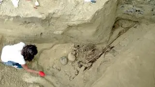 Archeolodzy zabezpieczyli odkryty grób