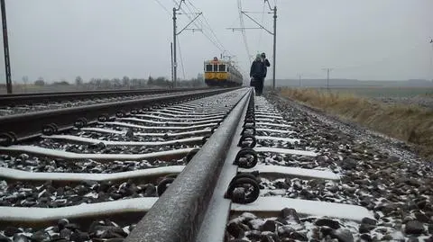 Pociąg przyjechał, ale stanął w polu. Pasażerowie wracali na stację na piechotę 