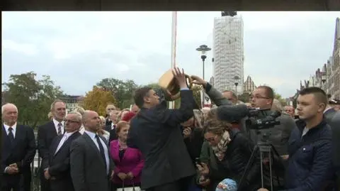 Adam Hofman dostał prezent...