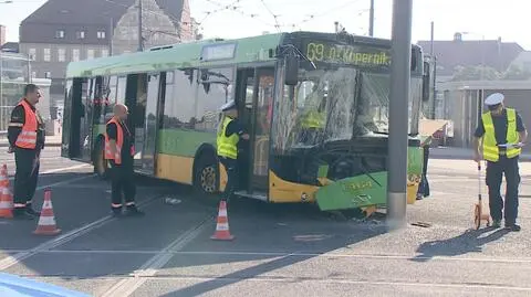 Na rondzie Kaponiera autobus wjechał w słup, są ranni