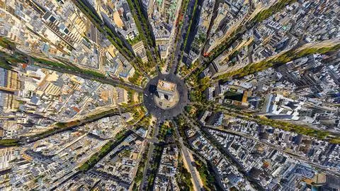 Na zdjęciu pokazano m.in. paryski Łuk Triumfalny