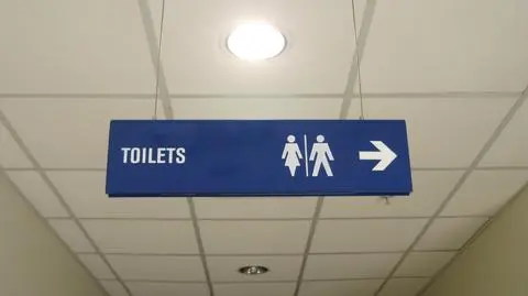 Uwięziła klienta w toalecie. Zabrakło mu 1,20 zł