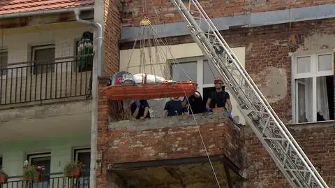 Strażacy wyciągali otyłą kobietę przez balkon przy użyciu dźwigu