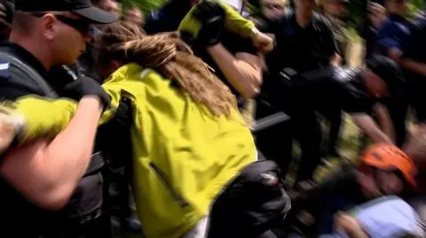 Puszcza Białowieska. Policja siłą usunęła protestujących ekologów
