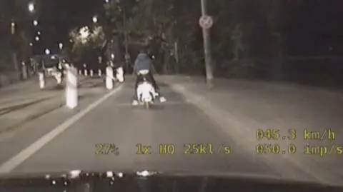 Wrocław. Pijany kierował skuterem, rozmawiał przez telefon i zderzył się z radiowozem