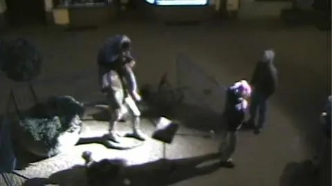 Mężczyzna wskoczył na pomnik w Wejherowie. 100 złotych mandatu