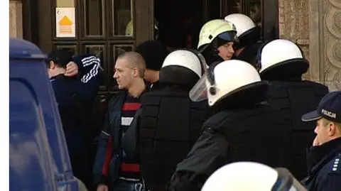 Anarchiści zabarykadowali się w kawiarnii