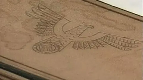 Ręcznie wykonane pamiątki z biblioteki Hitlera