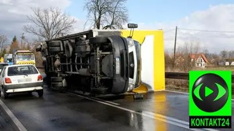 Silny wiatr przewrócił ciężarówkę