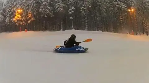 Rekordowy zjazd kajakiem po śniegu 