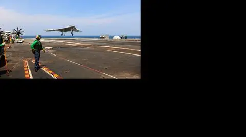 X-47B wylądował na lotniskowcu. Początek morskiej ery dronów