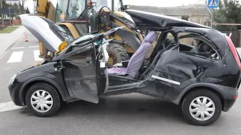 Kobieta najechała na linę holowniczą, auto jest kompletnie zniszczone