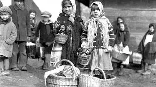 Dziewczynki z koszami ze święconką przed dworem w Tomaszowicach