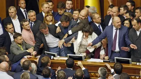 Ukraina. Blokada trybuny parlamentu podczas debaty o Donbasie