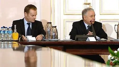 Prezydentowi i premierowi spada tak samo