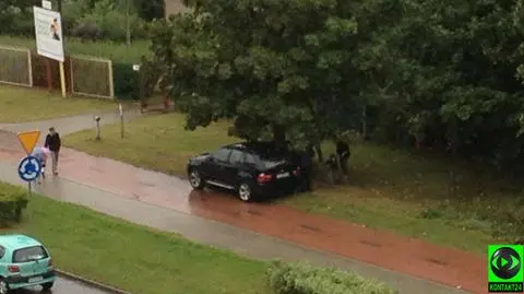 "Kurski samochodem po ścieżce rowerowej". 
Europoseł: Tam się staje