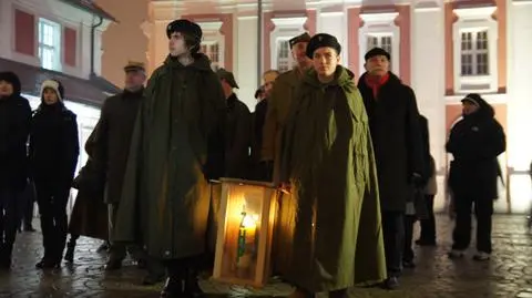 Deszcz nie zgasił światła pokoju. 
Poznaniacy zabrali je do domów