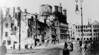 Zniszczony ratusz po walkach o wyzwolenie Poznania w 1945 r.