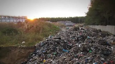 Śmieci w dołach. "Wypierniczyli, bo się przesiać nie chciało"