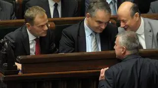 11.05 | Sejm uchwalił w piątek zmiany w systemie emerytalnym - podwyższający i zrównujący wiek emerytalny kobiet i mężczyzn został podwyższony i zrównany do 67 lat. Za głosowało 268 posłów, przeciwko było 185 i dwóch wstrzymało się od głosu. Okupująca okolice Sejmu grupa działaczy "Solidarności" zapowiedziała, że nie wypuści z budynku posłów, głosujących za przyjęciem tej ustawy. Wcześniej Marszałek Sejmu Ewa Kopacz nie zgodziła się na wpuszczenie delegacji związkowców do budynku Sejmu. (TVN24)