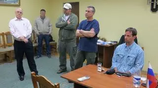 Domniemany szpieg CIA siedzi w otoczeniu oficerów FSB