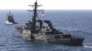 Niszczyciel USS Cole odholowywany po zamachu