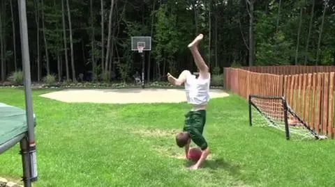 Salto mortale i kosz podbija internet. Ustawił trzy kamery, ale i tak kłamie?