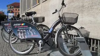 Powróciły na ulice. Nasmarowane, naoliwione. I przede wszystkim naprawione. Rowery miejskie są już dostępne dla Wrocławian. I choć czasem coś trzeszczy, to można na nich bezpiecznie jeździć.