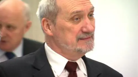 Koledzy z Prawa i Sprawiedliwości określają Antoniego Macierewicza mianem "człowieka ściany"