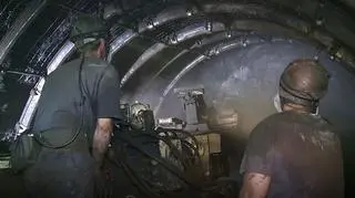 „To są nasi koledzy i nie przerwiemy tej walki” – mówią ratownicy w kopalni „Wujek”. Od 11 dni szukają dwóch kolegów tysiąc metrów pod ziemią. Mają supersprzęt, w tym jedyną w Polsce kamerę sięgającą kilometr w głąb ziemi. I ciągle mają nadzieję, że szukają żywych.