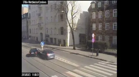 Monitoring miejski nagrał moment zderzenia samochodów