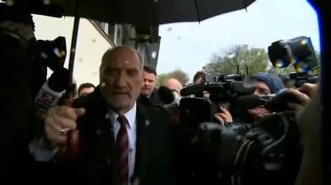 Macierewicz do ochroniarza: Niech pan zostawi...